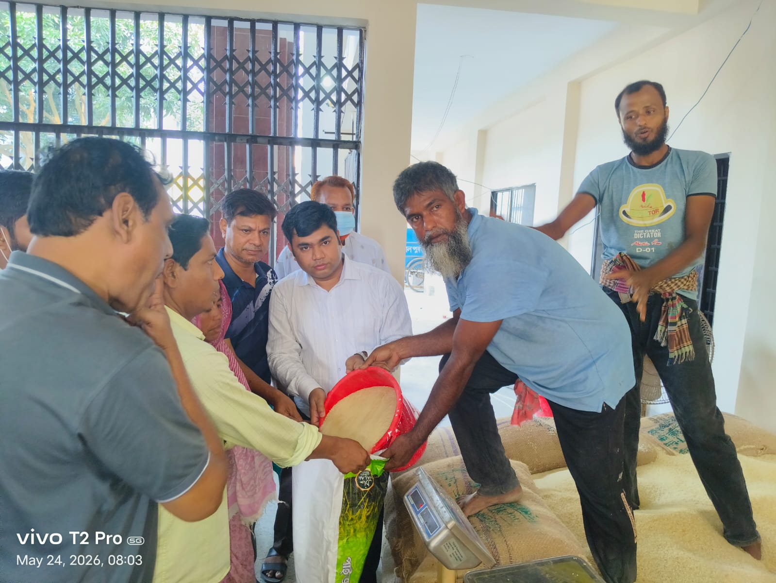 লালপুরে ঈদুল আজহা উপলক্ষ্যে ৩ হাজারেরও বেশি পরিবারের মাঝে ভিজিএফের চাল বিতরণ”