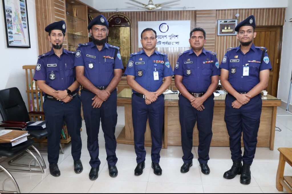 রাঙ্গামাটিতে পদোন্নতি প্রাপ্ত এএসআই রেজুয়ানকে র‍্যাংক ব্যাজ পরিয়ে দিলেন পুলিশ সুপার