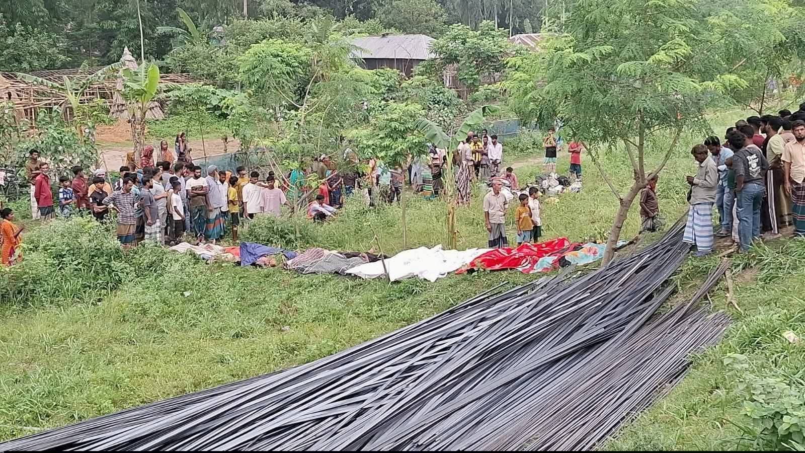 টাঙ্গাইলে রড বোঝাই ট্রাক উল্টে নিহত ১৭: ১৩ জনই নওগাঁর মান্দার চুল ব্যবসায়ী।