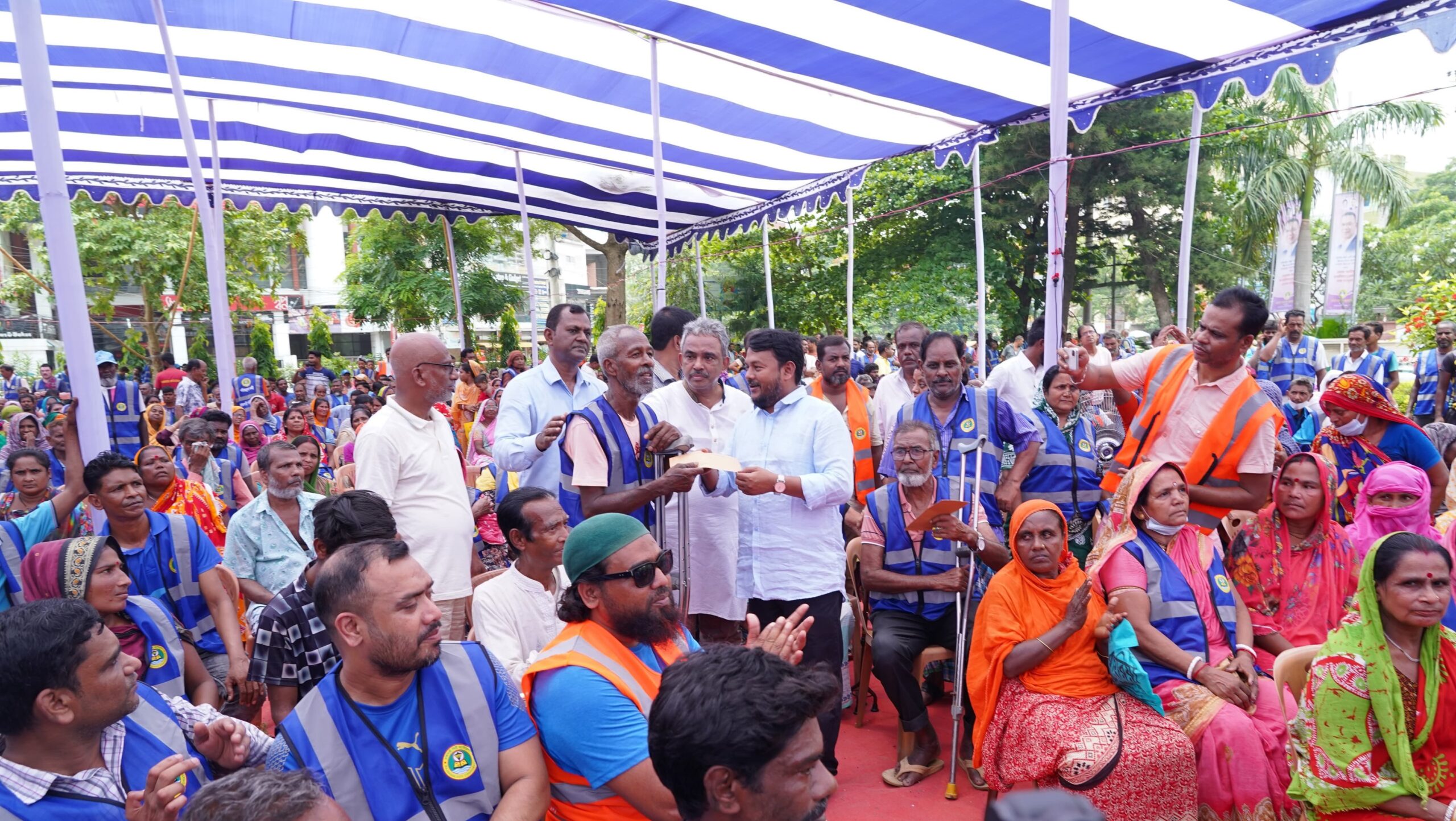 প্রধানমন্ত্রীর ঈদ উপহার পেলেন রাসিকের ১২৩৭জন পরিচ্ছন্নতাকর্মী, বিতরণ করলেন রাসিক প্রশাসক