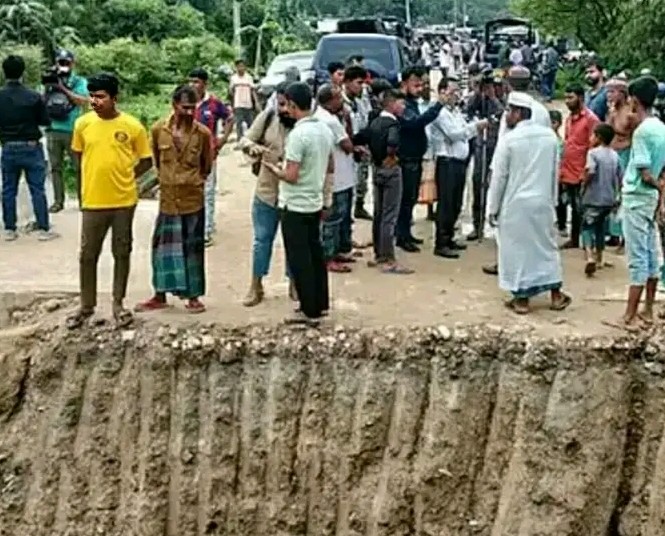 চট্টগ্রামের সীতাকুণ্ডের জঙ্গল সলিমপুরে রাস্তা কেটে যোগাযোগ বিচ্ছিন্ন করে স্বরাষ্ট্রমন্ত্রীর উদ্বোধন কে ভু্ন্ডুল করে দিলো সন্ত্রাসীরা !