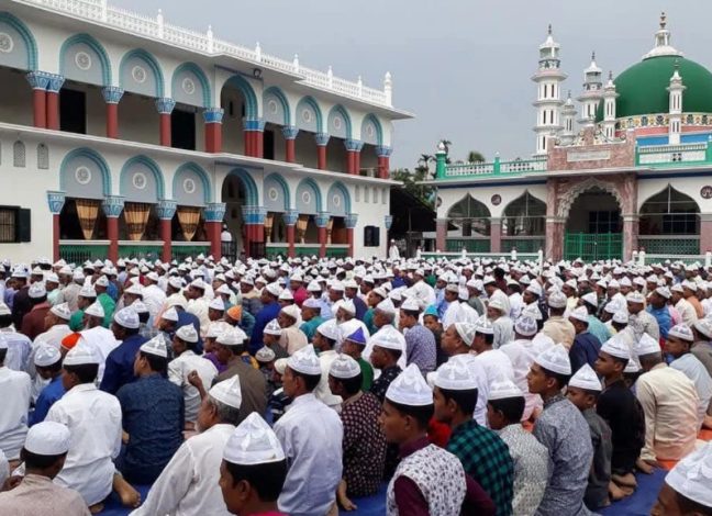 সৌদি আরবের সাথে মিল রেখে চট্টগ্রামের সাতকানিয়ার মির্জাখীল দরবার শরীফের অনুসারীদের ঈদুল আযহা উদযাপন