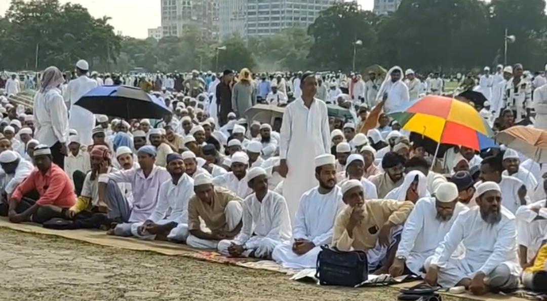 রাজ্য সরকারের নির্দেশ অনুযায়ী—ঈদ উৎসব পালিত হলো। কলকাতা ব্রিগেড মাঠে।