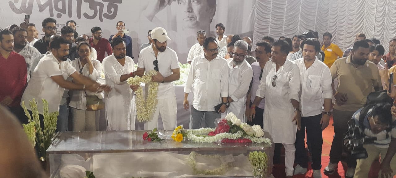 চিত্র পরিচালক অনিক দত্তের মরদেহ -শেষ যাত্রায় কেওড়াতলা মহাশ্মশানে উদ্দেশ্যে।
