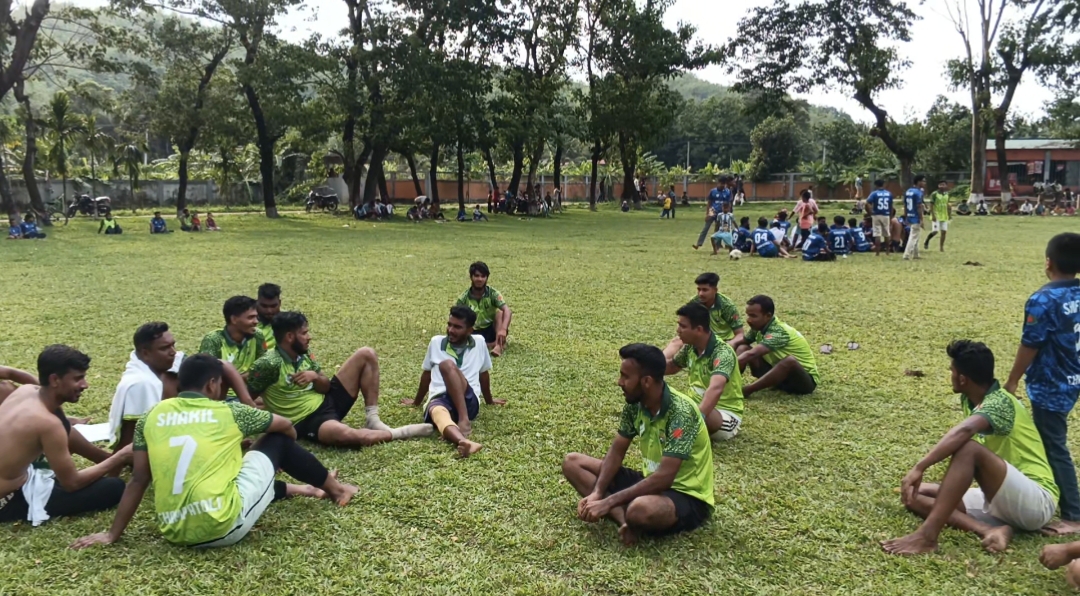 লামা চাম্পাতলী ১ নং ওয়ার্ডে অনুষ্ঠিত হয় বিবাহিত বনাম অবিবাহিত ফুটবল খেলা