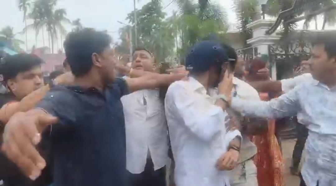 অভিষেক ব্যানার্জীর উপর ক্ষোভে ফেটে পড়লেন এবং চড়াও হলেন- এলাকার মানুষ।