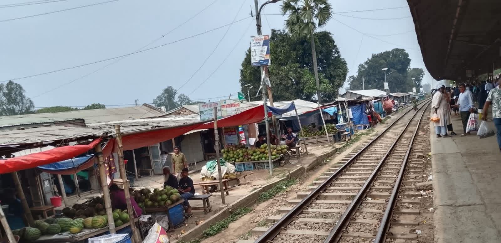 নওগাঁর আত্রাইয়ে আহসানগঞ্জ স্টেশনে ঢাকাগামী ট্রেনের যাত্রাবিরতি দাবি।