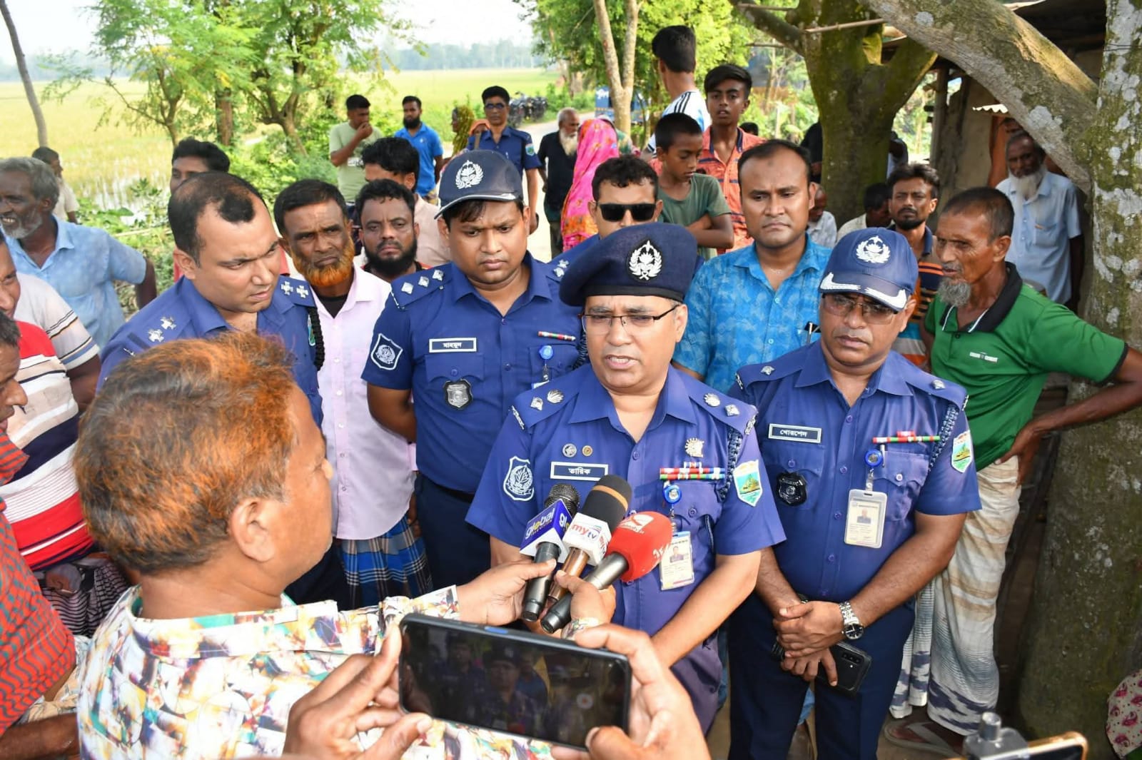 নওগাঁর মান্দায় হত্যাকাণ্ডের ঘটনাস্থল পরিদর্শনে পুলিশ সুপার মোহাম্মদ তারিকুল ইসলাম।