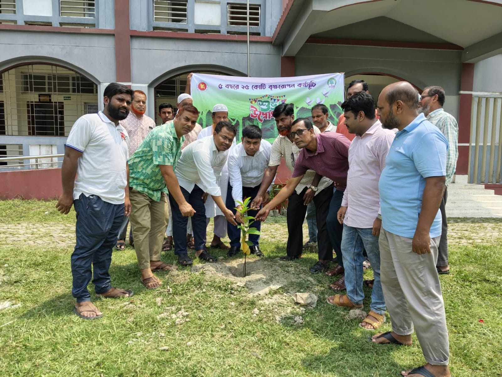 লালপুরে নদী খনন প্রকল্পের অংশ হিসেবে ইউএনও’র বৃক্ষরোপণ কর্মসূচি উদ্বোধন​ “