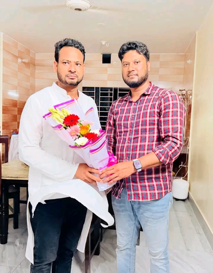 মীরসরাই উপজেলা কৃষক দলের নবনির্বাচিত সভাপতি আশরাফ উদ্দিনকে ফুল দিয়ে বরণ করে নেন বিএনপি নেতা আশরাফ মাহমুদ