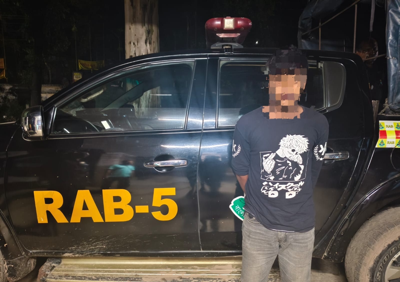 দুর্গাপুরে ধর্ষণ মামলার প্রধান আসামি আকাশ গ্রেফতার, র‌্যাবের হাতে হস্তান্তর।