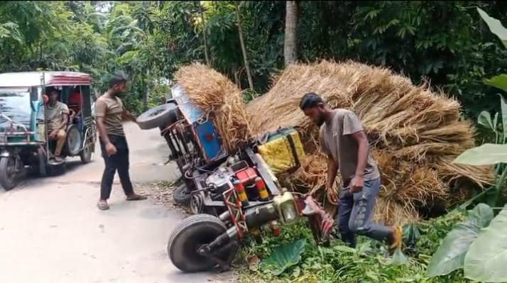 দিঘলিয়ায় খড়বোঝাই ট্রলি উল্টে অল্পের জন্য প্রাণে বাঁচলেন পথচারী, বেপরোয়া ট্রলি চলাচলে জনদুর্ভোগ চরমে