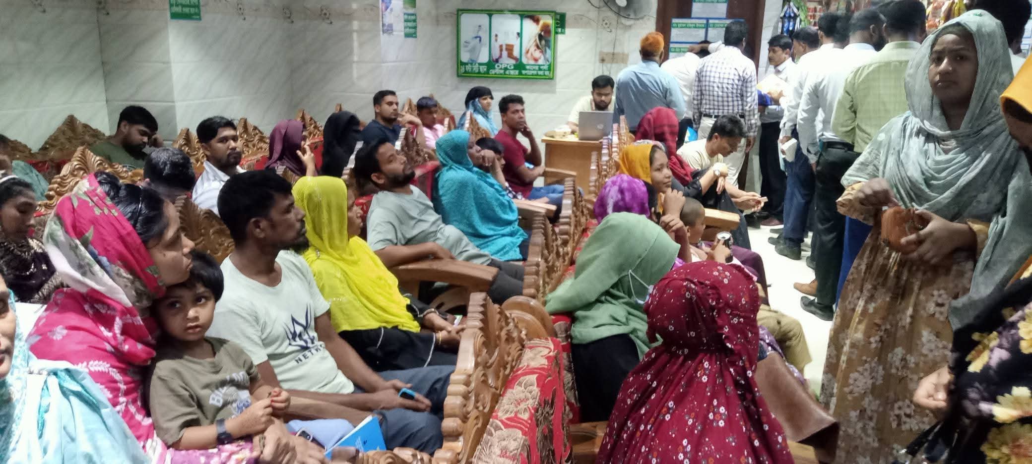 রোগী অপেক্ষায়, চিকিৎসক ব্যস্ত ওষুধ কোম্পানির প্রতিনিধিদের সঙ্গে: কোনাবাড়ি পপুলার হাসপাতাল নিয়ে ক্ষোভ
