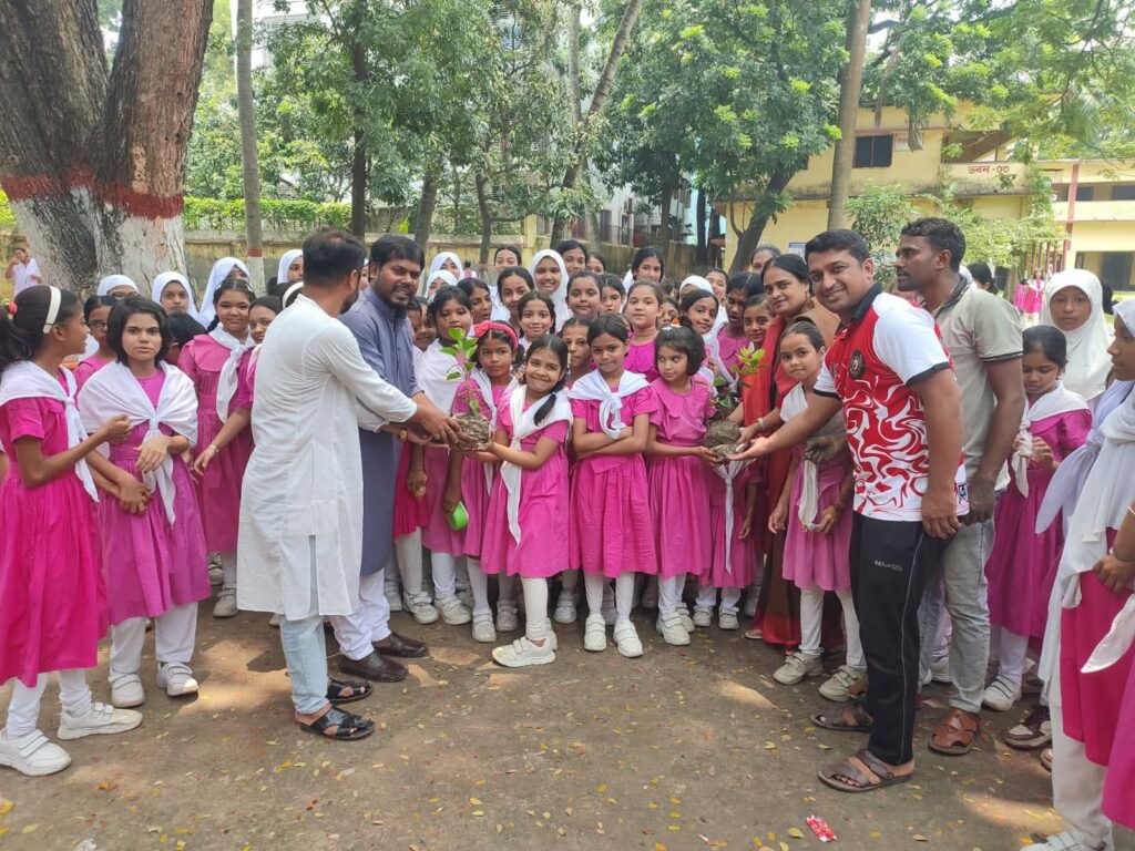 রাজশাহী বহুমুখী বালিকা উচ্চ বিদ্যালয়ে বৃক্ষরোপণ কর্মসূচি অনুষ্ঠিত