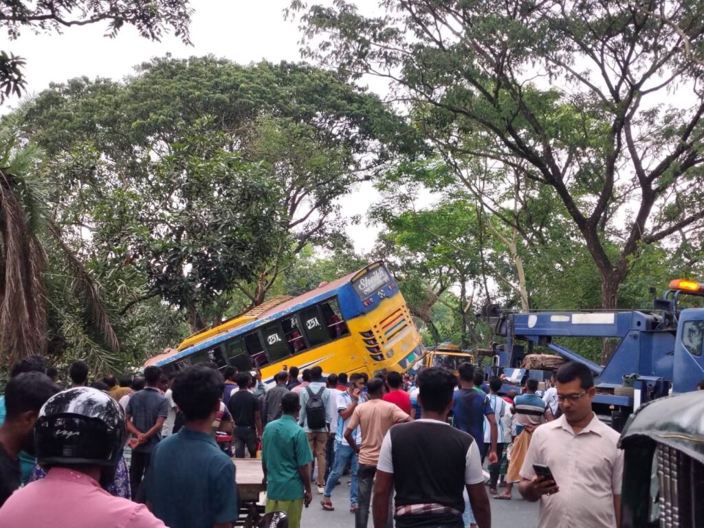 লালপুরে কদিমচিলানে ঢাকা অভিমুখী বাস নিয়ন্ত্রণ হারিয়ে সড়কের পাশে, সামান্য আহত ৫​জন”