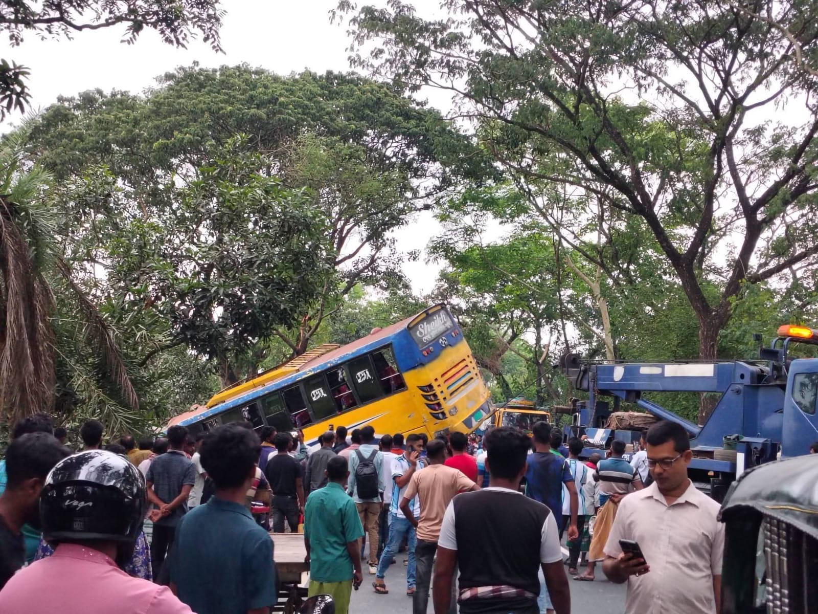 লালপুরে কদিমচিলানে ঢাকা অভিমুখী বাস নিয়ন্ত্রণ হারিয়ে সড়কের পাশে, সামান্য আহত ৫​জন”