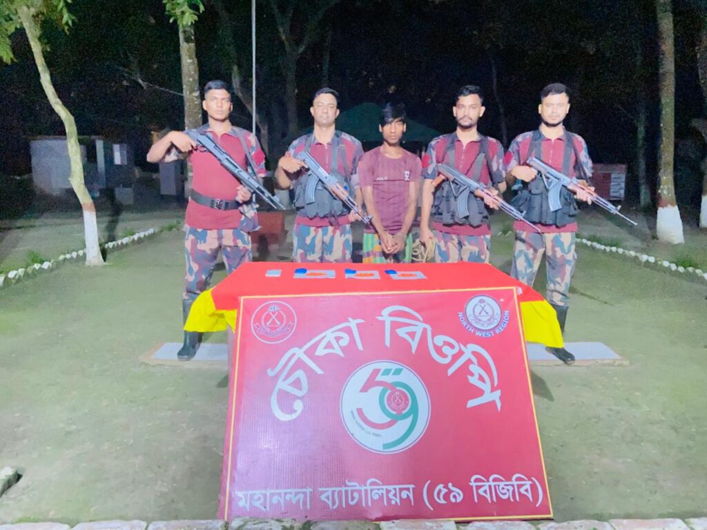 ​চাঁপাইনবাবগঞ্জে বিজিবির অভিযানে ২,০৮৫ বোতল সিরাপ ও ইয়াবাসহ আটক ২, ট্রাক জব্দ