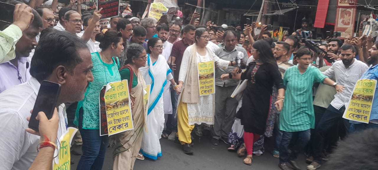 হকার উচ্ছেদের প্রতিবাদে রাস্তায় নামলেন প্রাক্তন মুখ্যমন্ত্রী মমতা বন্দ্যোপাধ্যায়।