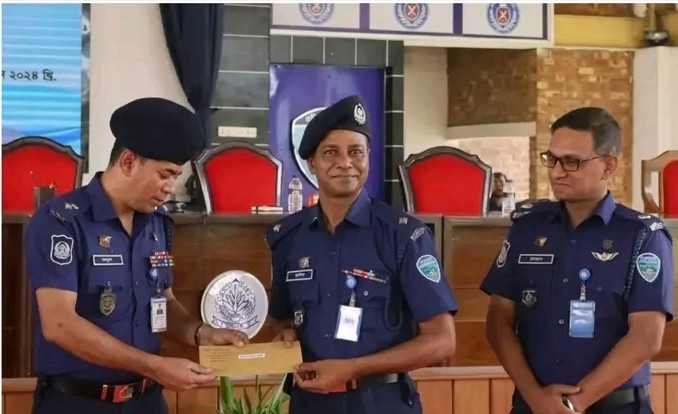চট্টগ্রামের মীরসরাইয়ের জোরারগঞ্জ থানার ওসি আবদুল হালিম জেলার শ্রেষ্ঠ ওসি হিসেবে পুরস্কৃত