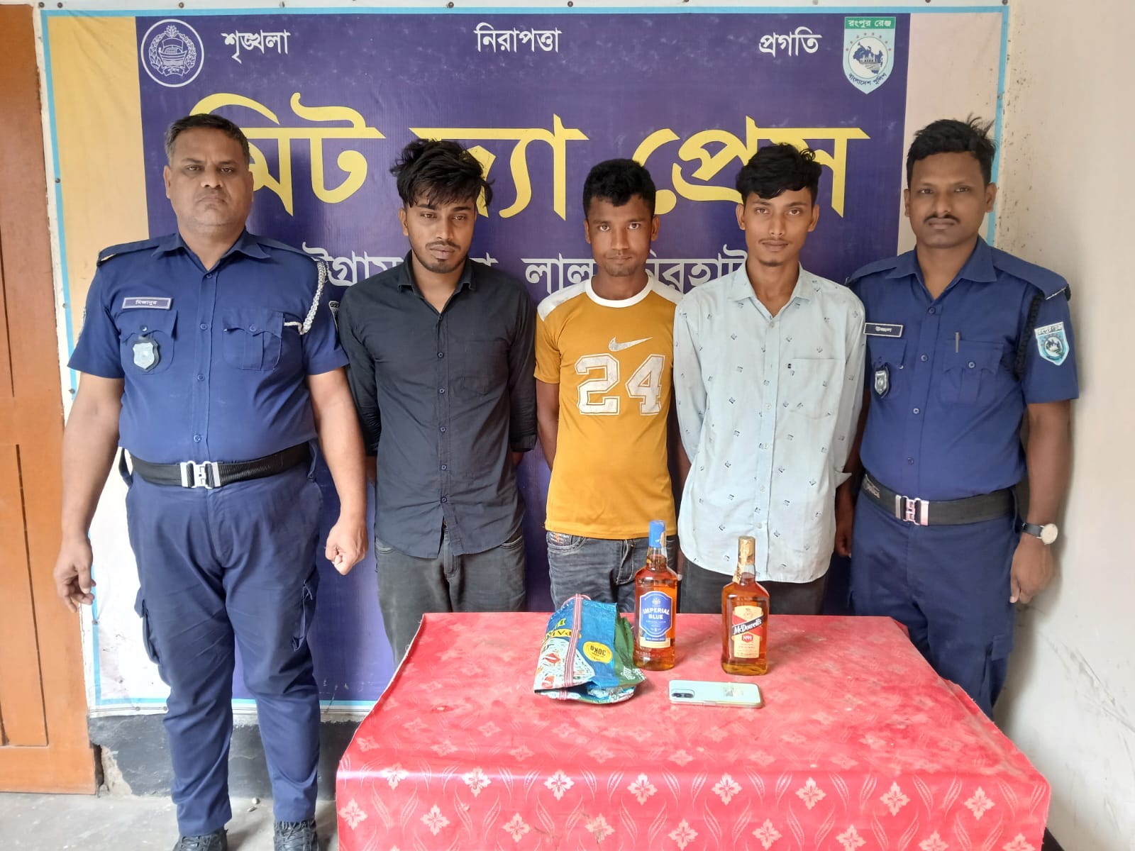 পাটগ্রামে ভারতীয় মদসহ ৩ যুবক  গ্রেফতার।।