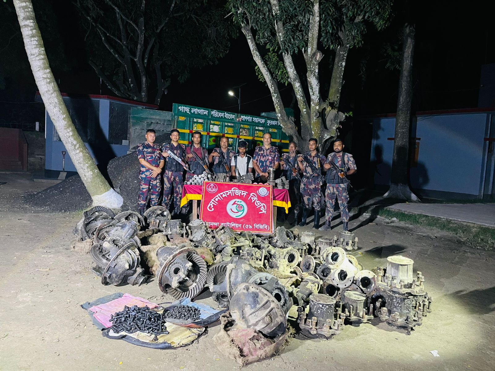 ​চাঁপাইনবাবগঞ্জে বিজিবির অভিযানে পাথর ও ভারতীয় যন্ত্রাংশসহ আটক ১