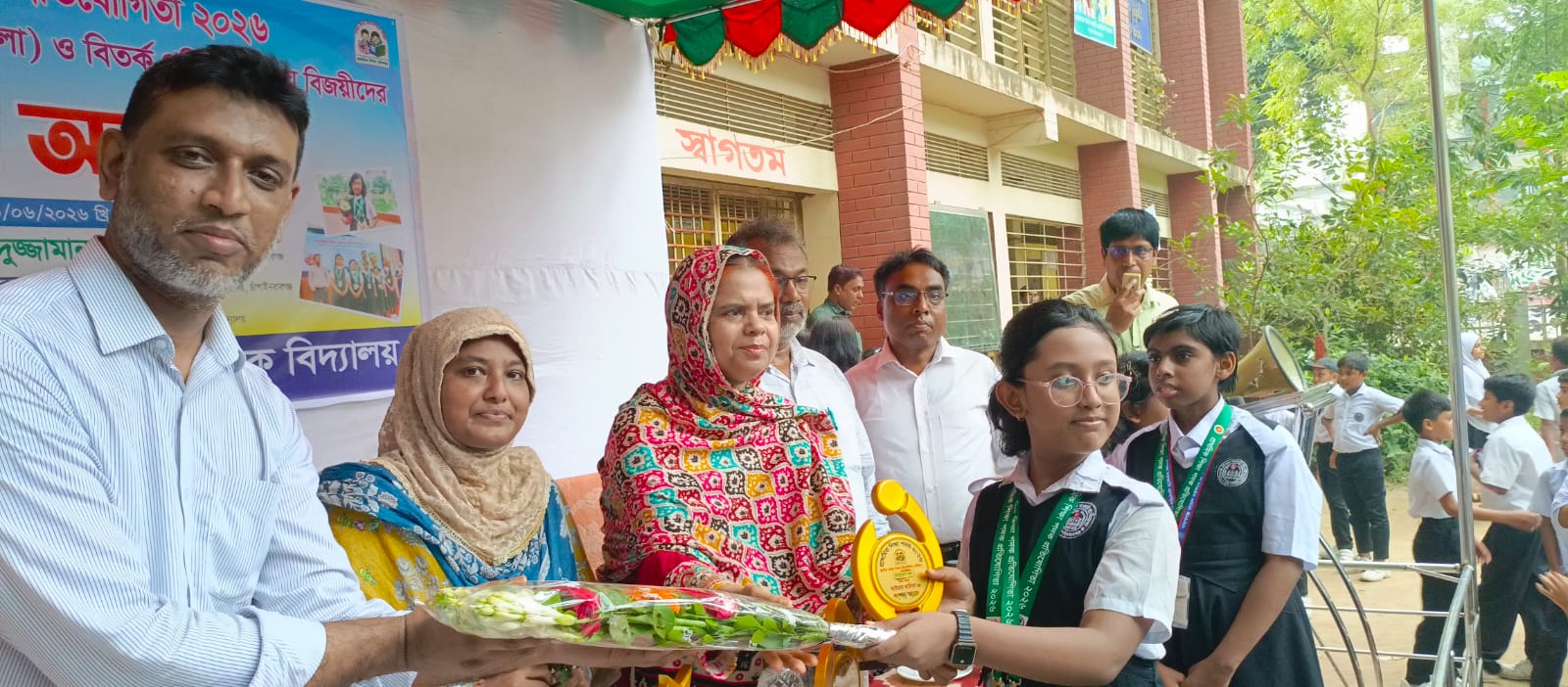 জাতীয় পর্যায়ে বিজয়ী শিক্ষার্থীদের সংবর্ধনা দিল নবাবগঞ্জ মডেল সরকারি প্রাথমিক বিদ্যালয়