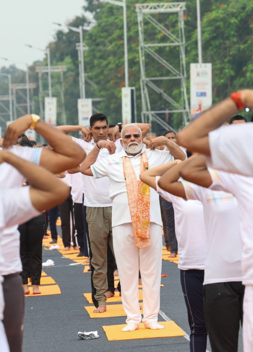 কলকাতায় প্রধানমন্ত্রীর উপস্থিতিতে পালিত হলো রেড রোডে– বিশ্ব যোগা দিবস