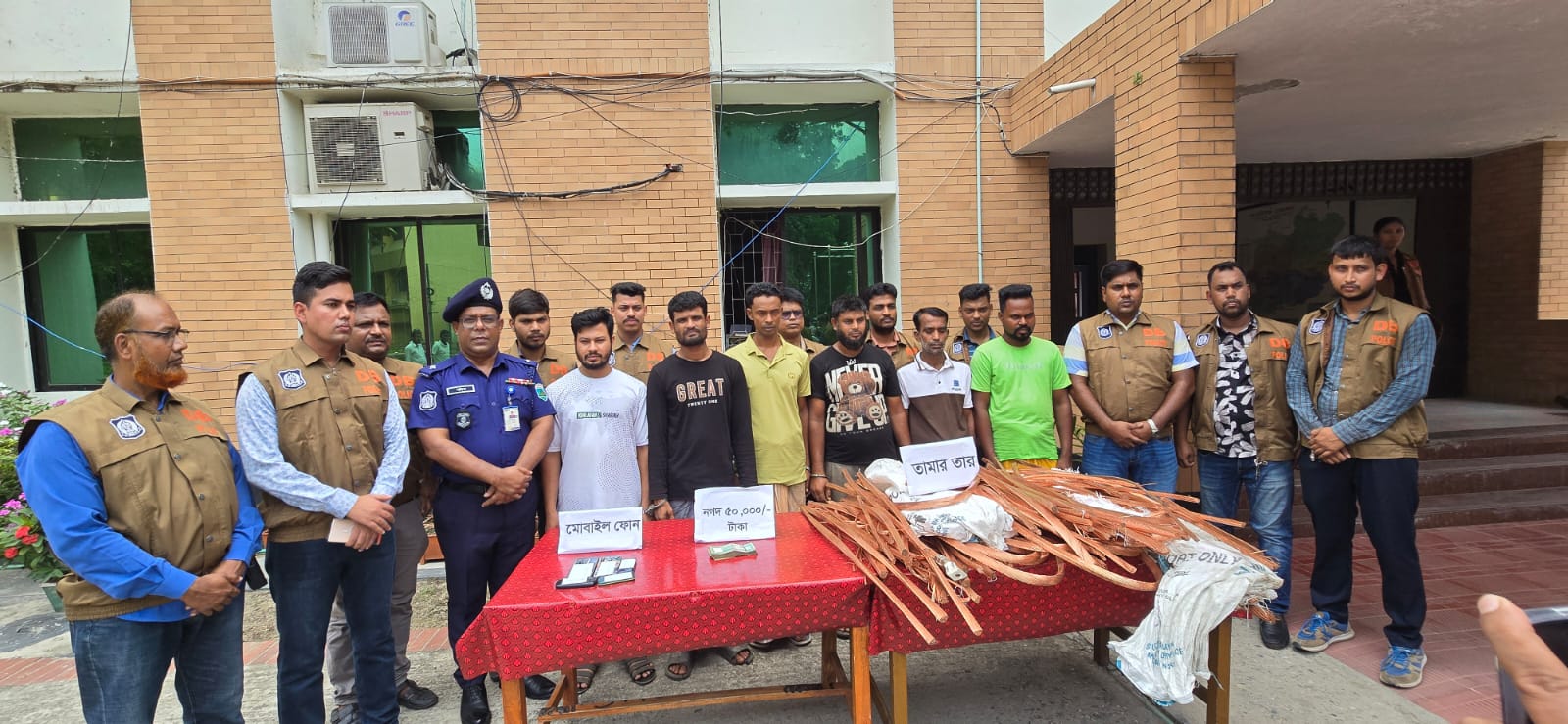 নাটোরে জুট মিলে ডাকাতির রহস্য উদঘাটন: আন্তঃজেলা ডাকাত দলের ৬ সদস্য গ্রেফতার, লুণ্ঠিত মালামাল উদ্ধার​”