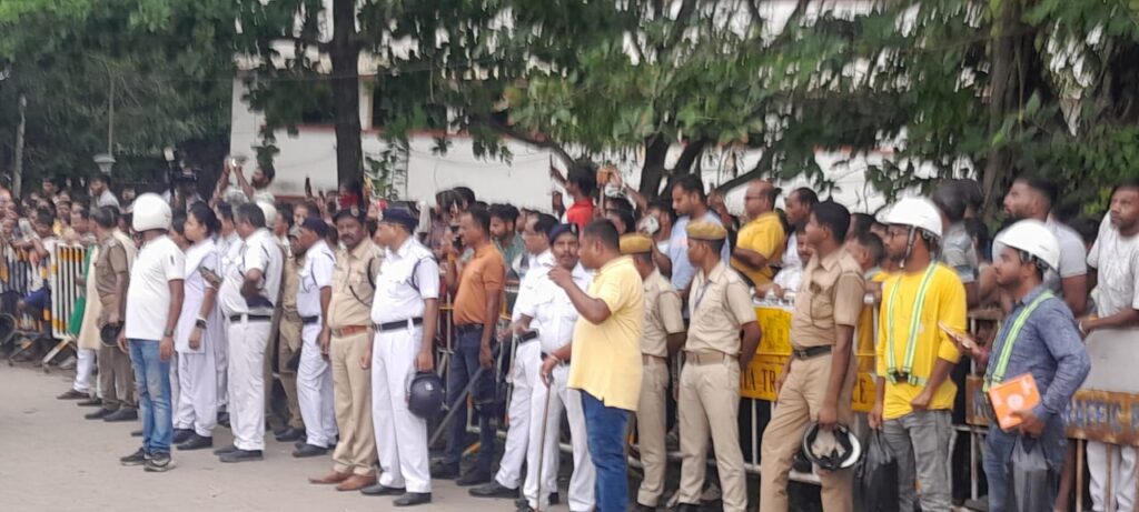 তাসের ঘরের মতো  নির্ণয়মান গোডাউন ভেঙে পড়ায়- চাপা পড়েছে ৫০ থেকে ৬০ জন।