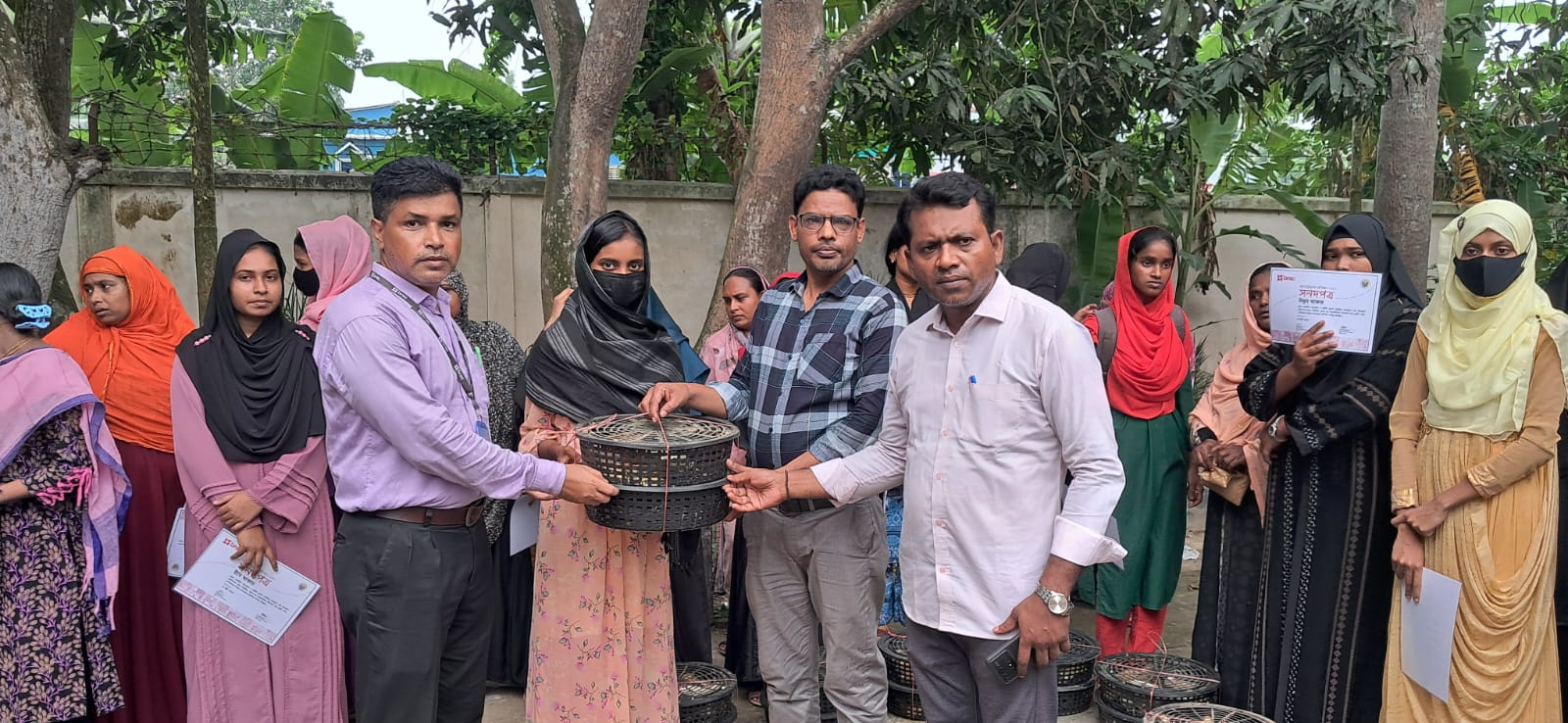 ব্র্যাক কিশোরীদেরকে নগদ অর্থ  ও মুরগির বাচ্চা প্রদান করেন।