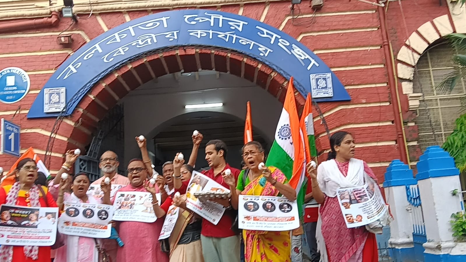 জরুরি অবস্থার ৫১তম‌ বর্ষপূর্তি উপলক্ষে কলকাতার পুরসভা অভিযান করলেন।