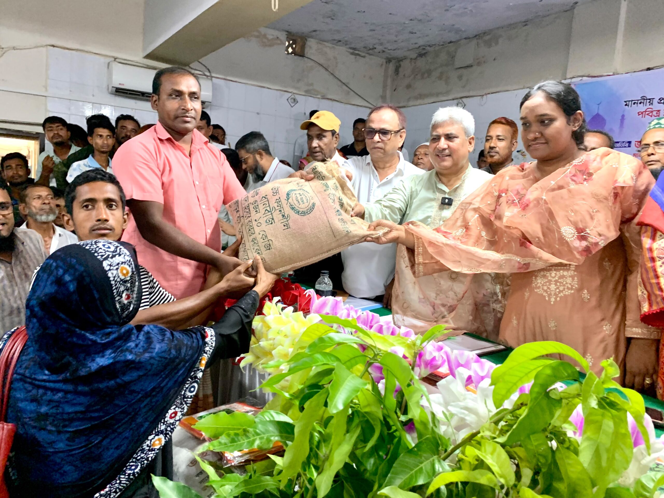 মোহনপুরে উপকারীভোগীদের মাঝে বিভিন্ন উপকরণ বিতরণ করেন এমপি মিলন