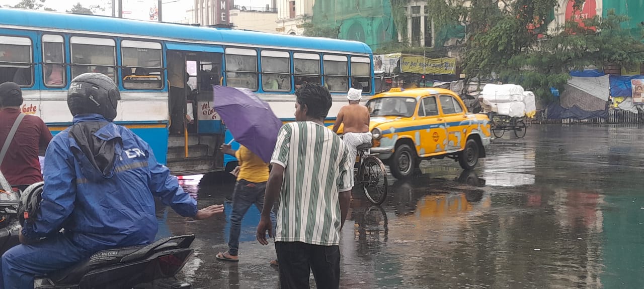 সারাদিনের প্রবল বর্ষণে কলকাতার জনজীবন বিপর্যস্ত– পথ চলতি মানুষ বিপাকে।