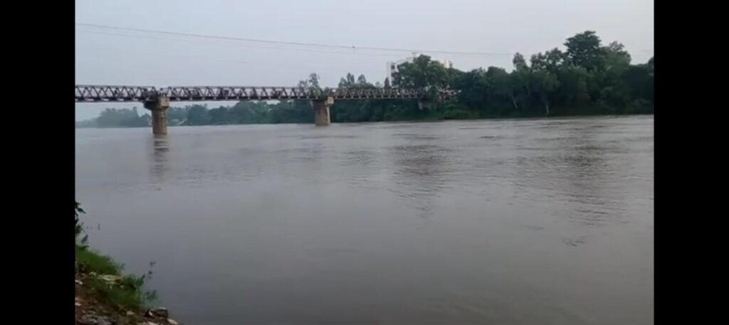 টানা বৃষ্টি ও আত্রাইয়ের পানি বৃদ্ধিতে মহাদেবপুরে চরম ভোগান্তি