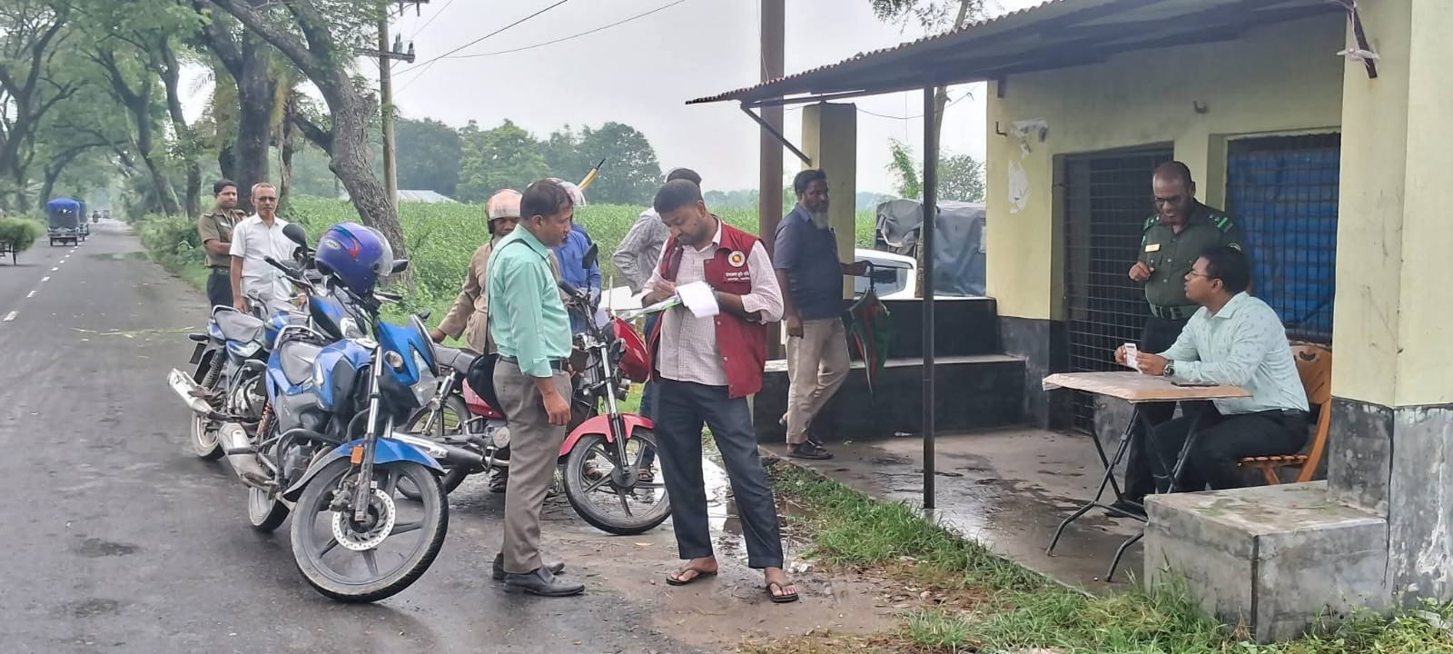 নিরাপদ সড়ক নিশ্চিতকরণে লালপুরে মোবাইল কোর্ট: ৩টি মামলা দায়ের​”