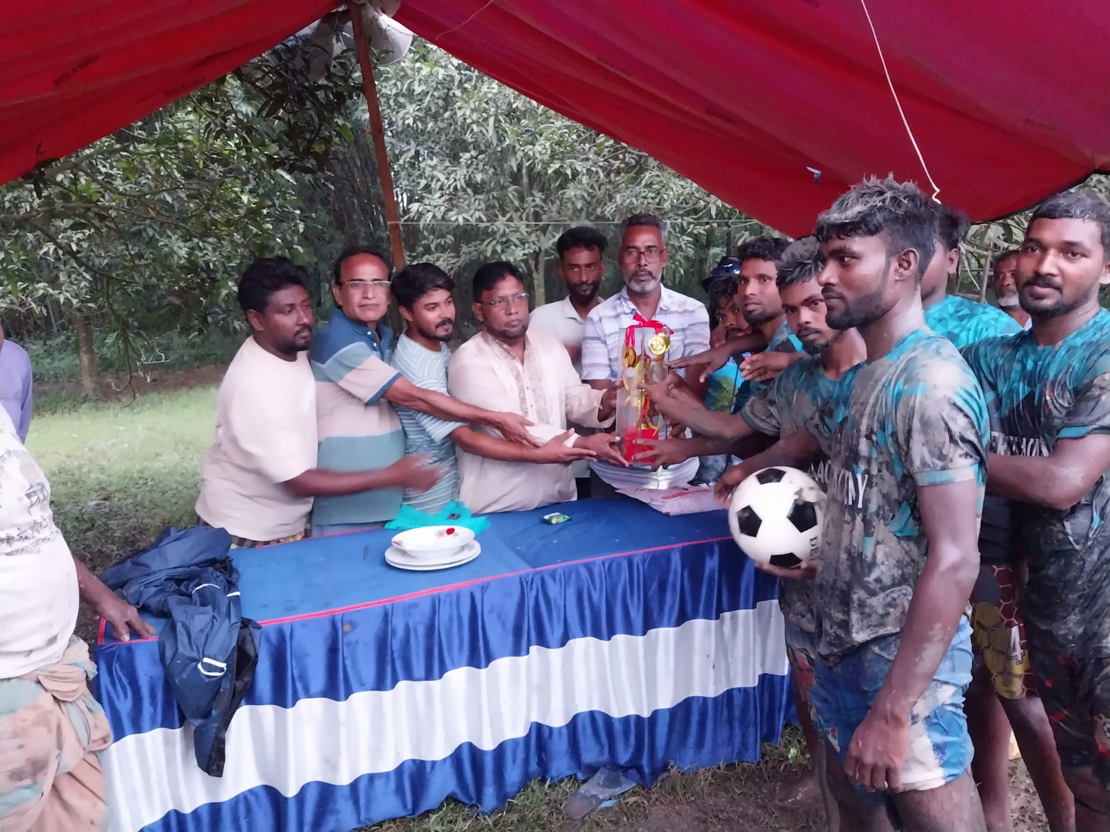 বড়াইগ্রামের কুমরুলে ফুটবল খেলায় চৌমুহনী বিজয়