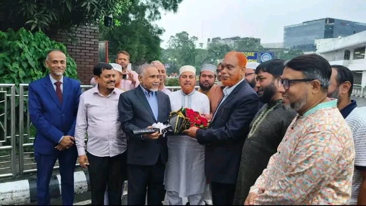 সংসদের বিরোধীদলীয় উপনেতা ডা: তাহের চিকিৎসা শেষে দেশে ফিরেছেন।