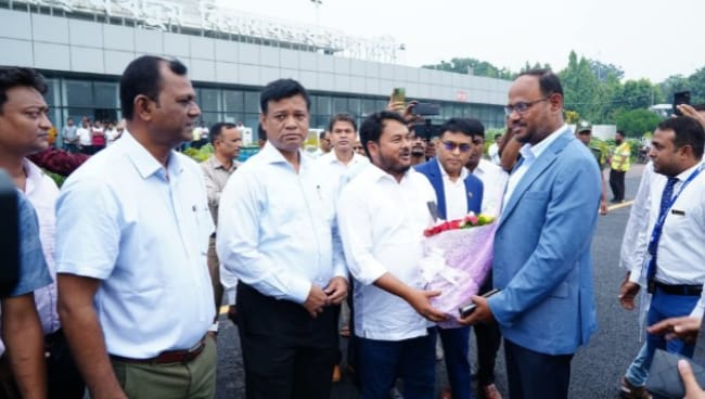 শাহ মখদুম বিমানবন্দরে ফুলেল শুভেচ্ছায় স্বাগত জানান রাসিক প্রশাসক মাহফুজুর রহমান রিটন