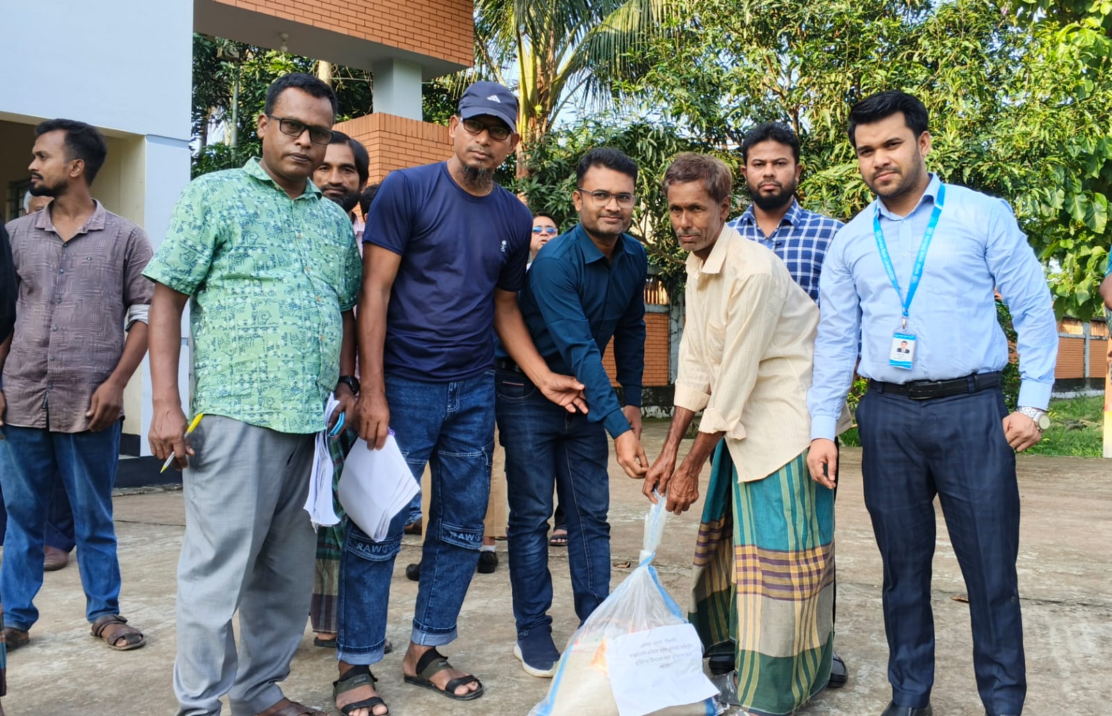 জনতা ব্যাংক পিএলসি, কক্সবাজার এরিয়ার সকল কর্মকর্তা কর্মচারীর ব্যক্তিগত উদ্যোগে বন্যা দুর্গতদের ত্রাণ সহায়তা
