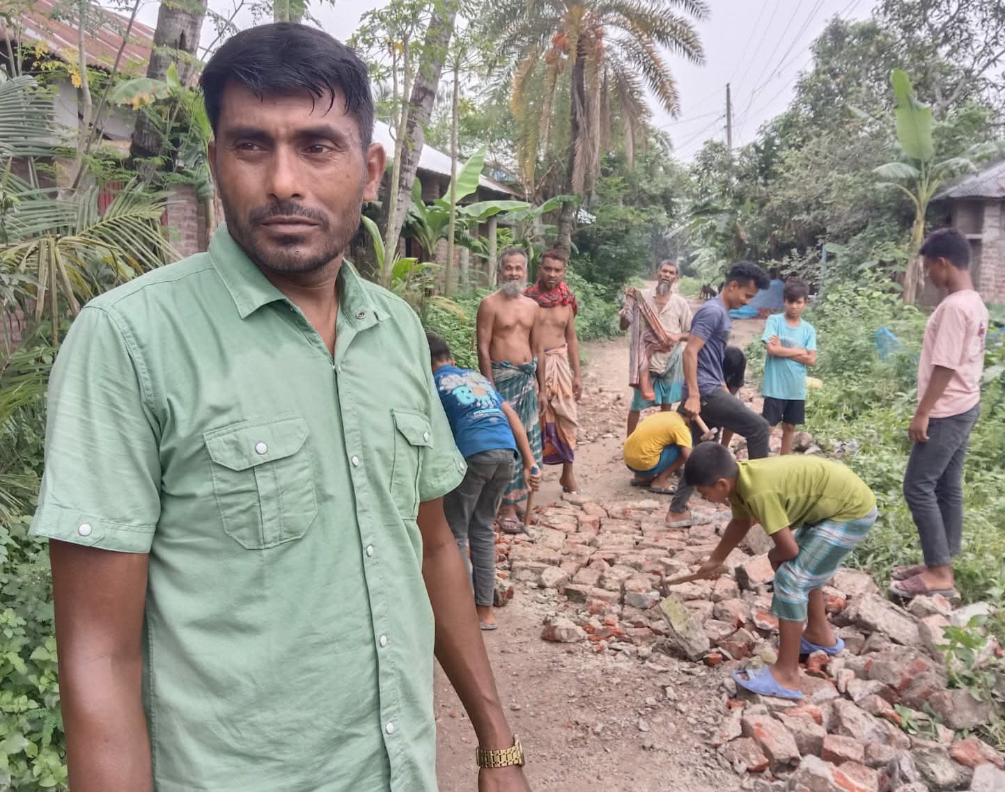 দুর্গাপুরে নিজস্ব অর্থায়নে সড়ক সংস্কার করলেন ৮নং ওয়ার্ড কাউন্সিলর পদপ্রার্থী সাংবাদিক আব্দুল খালেক ।