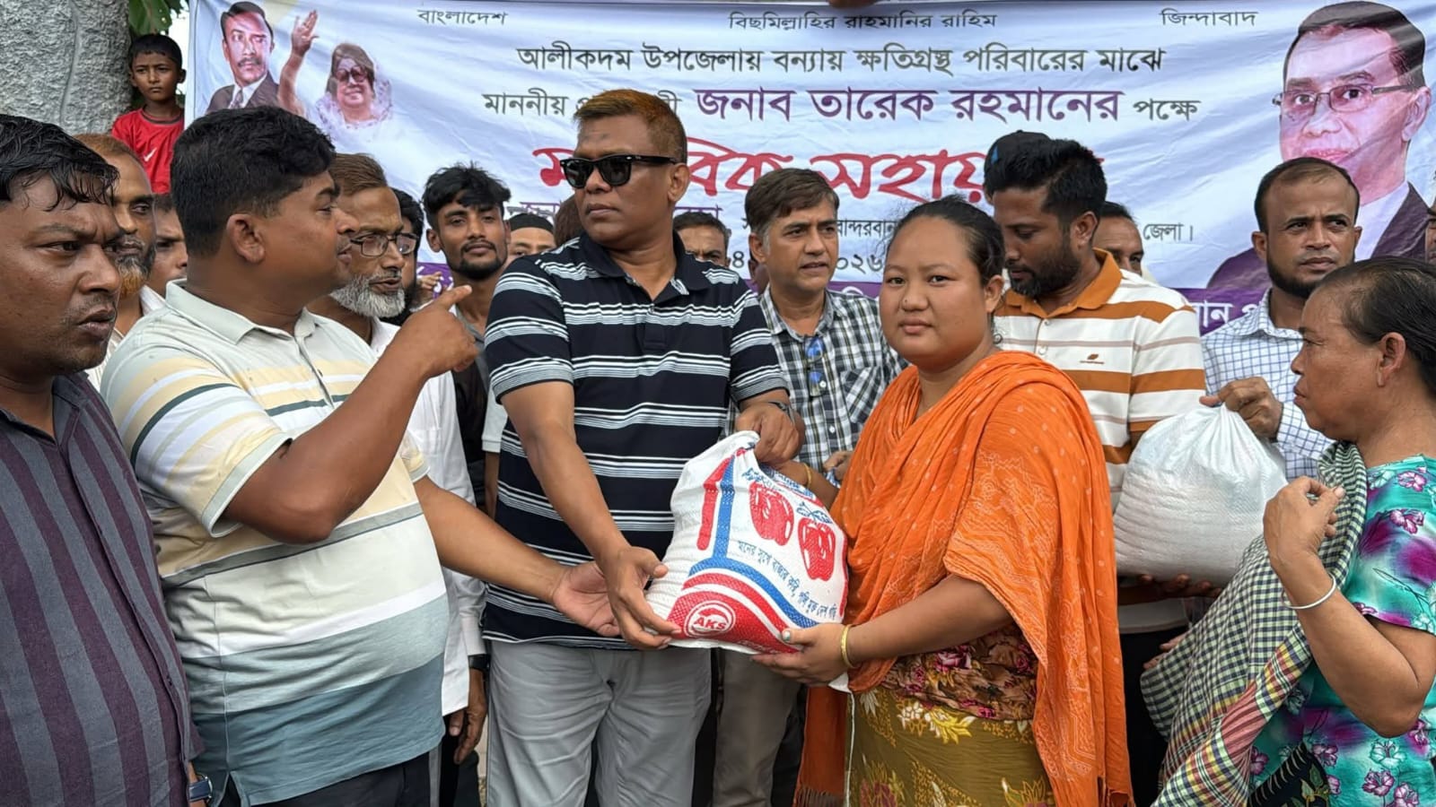 বান্দরবান জেলা বিএনপির সদস্য সচিব জাবেদ রেজা আলীকদমে বন্যার্তদের মাঝে ত্রাণ বিতরণ করেন