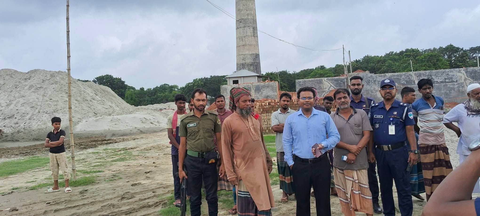 লালপুরে পদ্মা নদীর চর ও কৃষিজমি থেকে অবৈধ মাটি কাটা: ইটভাটা মালিককে জরিমানা​”