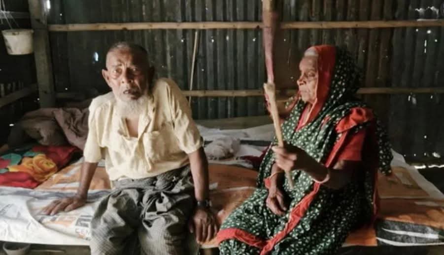 ১০ সন্তানের কেউ খোঁজ নেন বৃদ্ধ বাবা-মায়ের, জোটে না দুবেলা খাবার