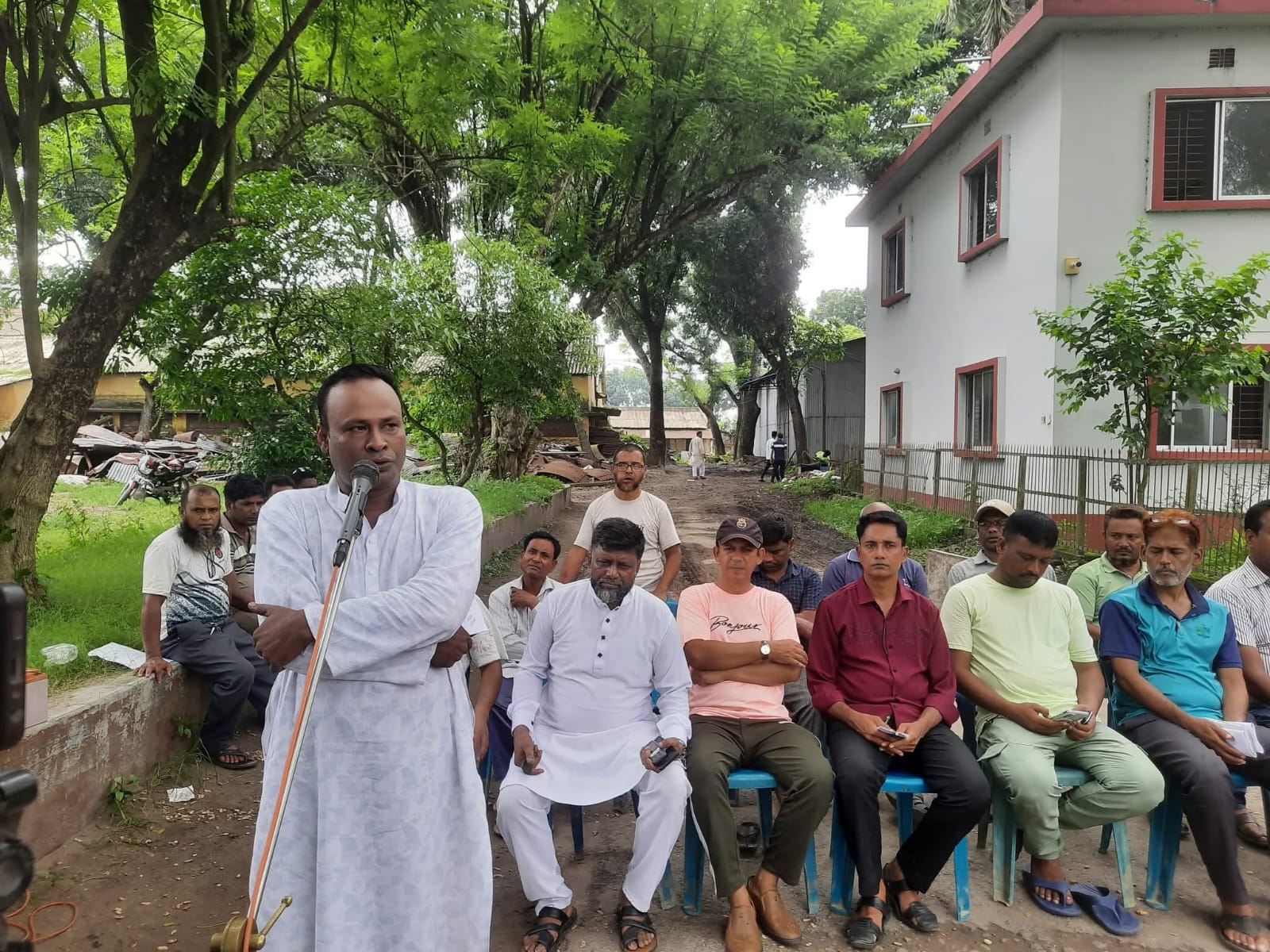 ১৫% বিশেষ সুবিধা ও শ্রমিক স্থায়ীকরণের দাবিতে নর্থবেঙ্গল সুগার মিলে ফটক সভা: তিন দিনের কর্মবিরতি ঘোষণা​