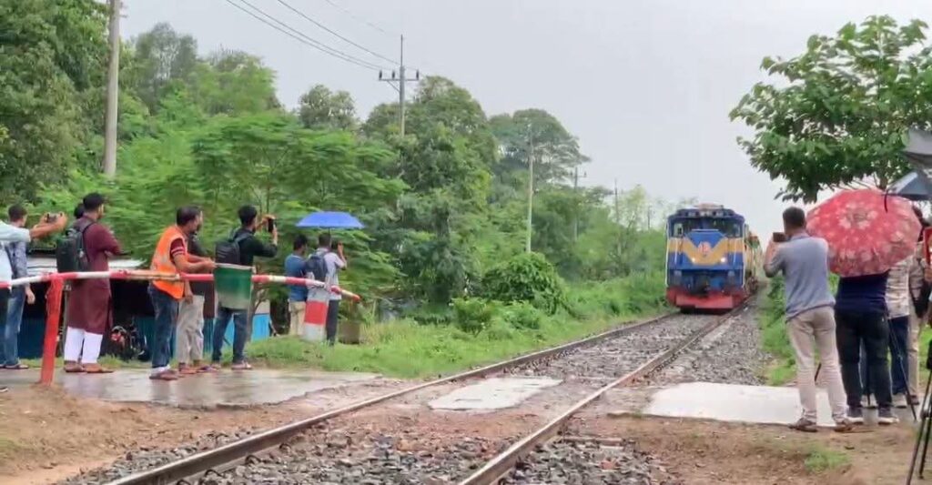 শিক্ষার্থীদের অবরোধ প্রত্যাহার, সাড়ে ৮ ঘণ্টা পর ট্রেন চলাচল স্বাভাবিক