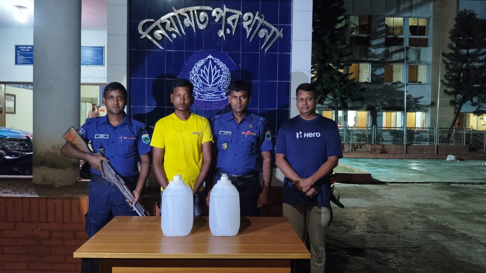 নওগাঁয় ২০ লিটার চোলাই মদসহ মাদক ব্যবসায়ী গ্রেফতার
