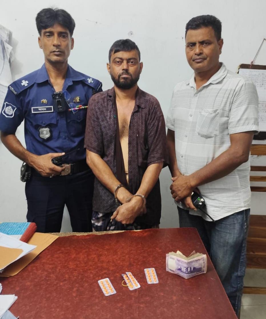 তানোর থানা পুলিশের অভিযানে মাদক ব্যবসায়ী গ্রেফতার