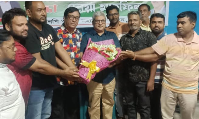 রাজশাহীউপজেলাএমপি মিলনকে পবা দলিল লেখকদের ফুলের শুভেচ্ছা ও অভিনন্দন