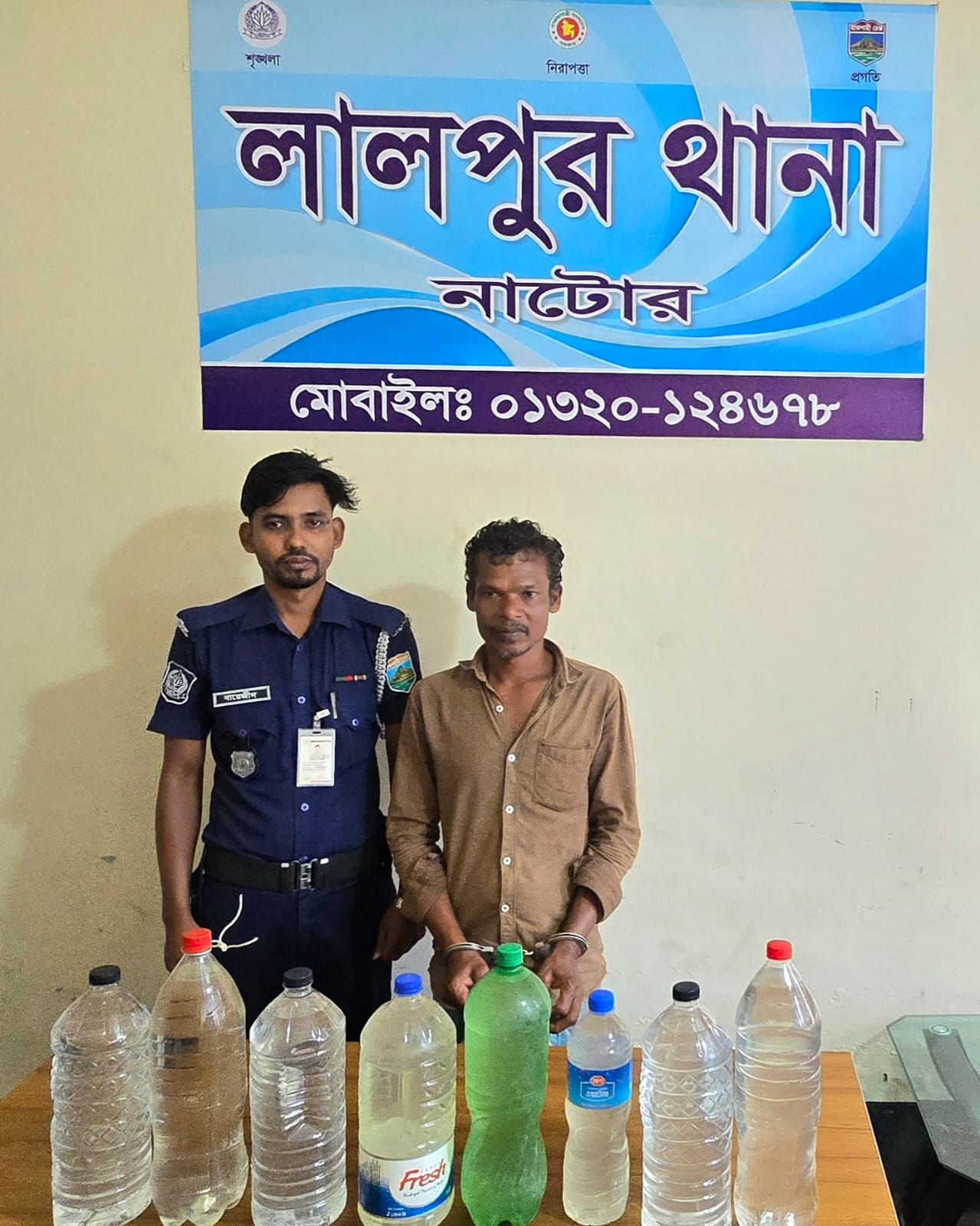 নাটোরের লালপুরে ১৫ লিটার চোলাই মদসহ মাদক ব্যবসায়ী গ্রেফতার​”