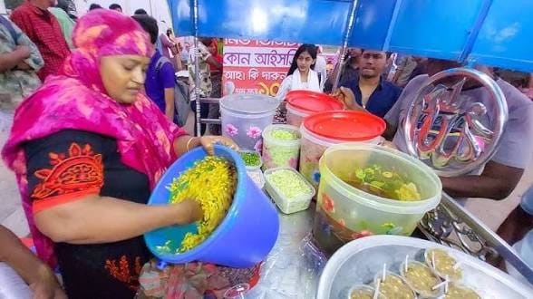 পদ্মা পাড়ের আড্ডায় নতুন স্বাদ: রাজশাহী মুক্তমঞ্চের লোভনীয় ‘ঝালমুড়ি’